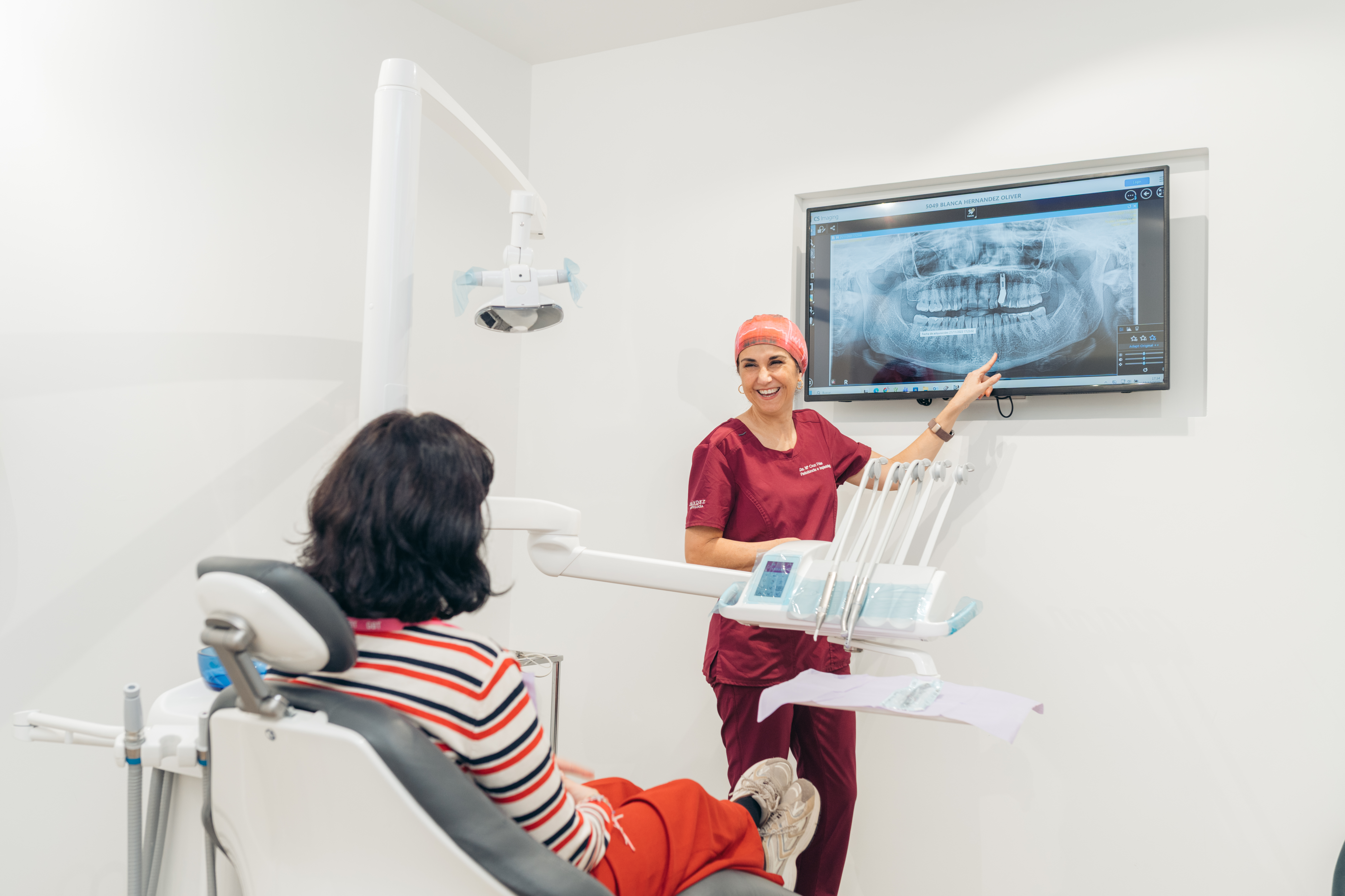 ¿Blanco natural o sonrisa “Hollywood”? Cómo elegir el tono ideal para tus dientes